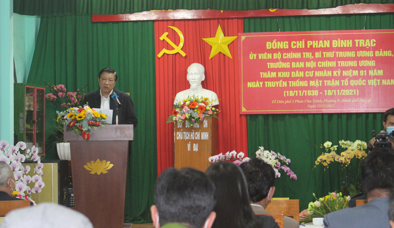 Đồng chí Phan Đình Trạc, Ủy viên Bộ Chính trị, Bí thư Trung ương Đảng, Trưởng Ban Nội chính Trung ương phát biểu ghi nhận biểu dương thành tích của Tổ dân phố 3 và nhấn mạnh ý nghĩa của ngày hội Đại Đoàn kết