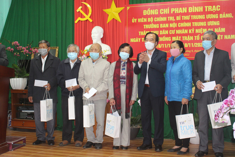 Đồng chí Ngô Sách Thực - Phó Chủ tịch Ủy ban Trung ương MTTQ Việt Nam tặng quà cho các gia đình chính sách của Tổ dân phố