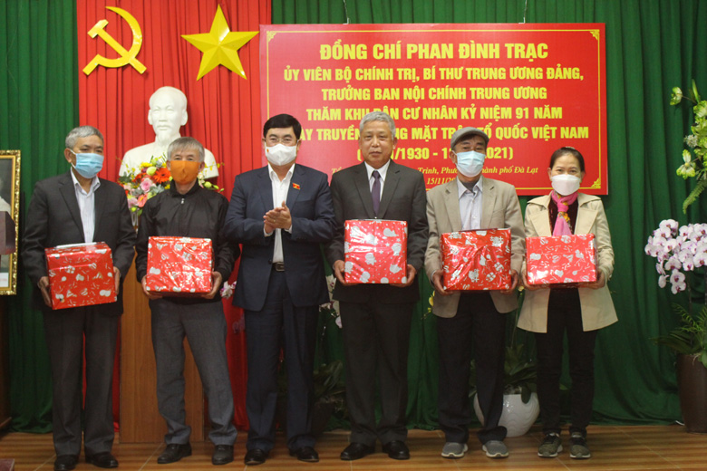 Đồng chí Trần Đình Văn – Phó Bí thư thường trực Tỉnh ủy, Trưởng Đoàn ĐBQH tặng quà động viên biểu dương các gia đình tiêu biểu của Tổ dân phố 3