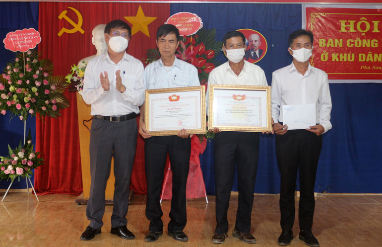 Trao Bằng công nhận đạt “Khu dân cư kiểu mẫu” năm 2021 và bằng khen “đạt thành tích xuất sắc trong xây dựng Khu dân cư kiểu mẫu trong thực hiện cuộc vận động Toàn dân đoàn kết xây dựng nông thôn mới, đô thị văn minh năm 2021” cho thôn Ngọc Sơn 3