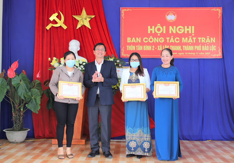 Ông Đoàn Kim Đình – Chủ tịch UBND TP Bảo Lộc tặng giấy khen cho các các nhân có nhiều đóng góp xây dựng khối đại đoàn kết toàn dân tộc tại thôn Tân Bình 2