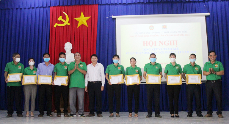 Cát Tiên: Trao giải Hội thi ''Nông dân với pháp luật'' năm 2021