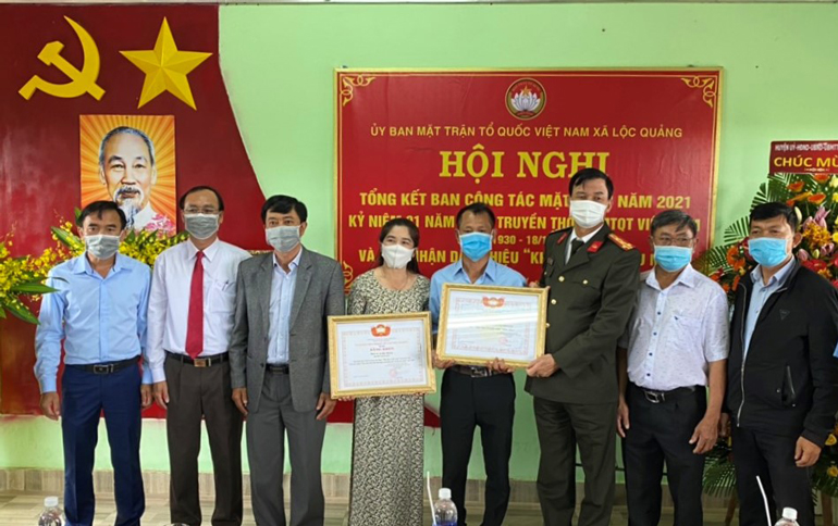 Giám đốc Công an tỉnh và lãnh đạo huyện Bảo Lâm trao bằng khen cho Nhân dân và cán bộ Thôn 4 vì đã có thành tích xuất sắc trong xây dựng “Khu dân cư kiểu mẫu” và thực hiện cuộc vận động “Toàn dân đoàn kết xây dựng nông thôn mới, đô thị văn minh” và trao bằng công nhận Thôn 4 đạt “Khu dân cư kiểu mẫu” năm 2021