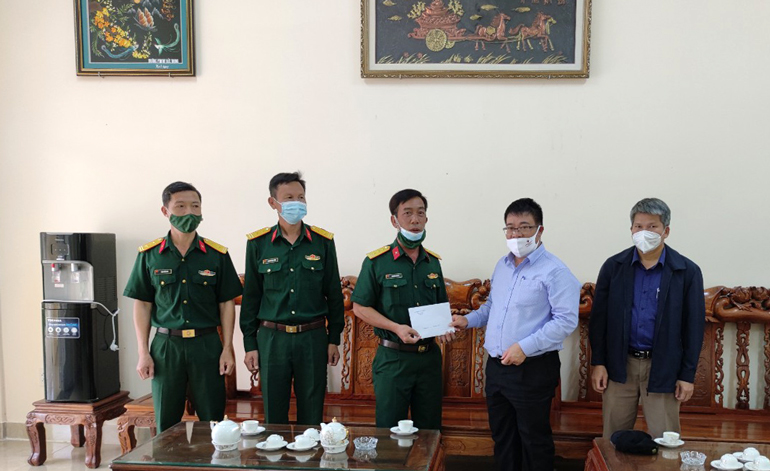 Bí thư Huyện ủy Đức Trọng thăm lực lượng làm nhiệm vụ tại Bệnh viện dã chiến