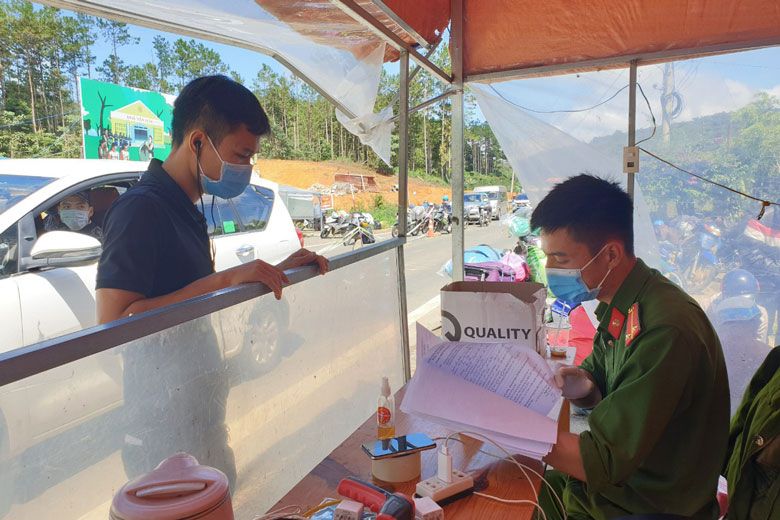 Chốt Kiểm soát phòng chống dịch bệnh Covid-19 tại thôn Đưng K'Si xã Đạ Chais thực hiện đo thân nhiệt và lấy phiếu thông tin của tất cả các trường hợp di chuyển từ địa phương khác đến, đi qua địa bàn huyện Lạc Dương
