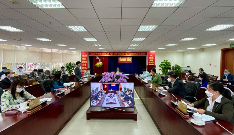 Các thành viên Ban Chỉ đạo aphòng chống dịch Covid-19 tỉnh tham dự hội nghị trực tuyến tại đầu cầu Trung tâm Hành chính tỉnh