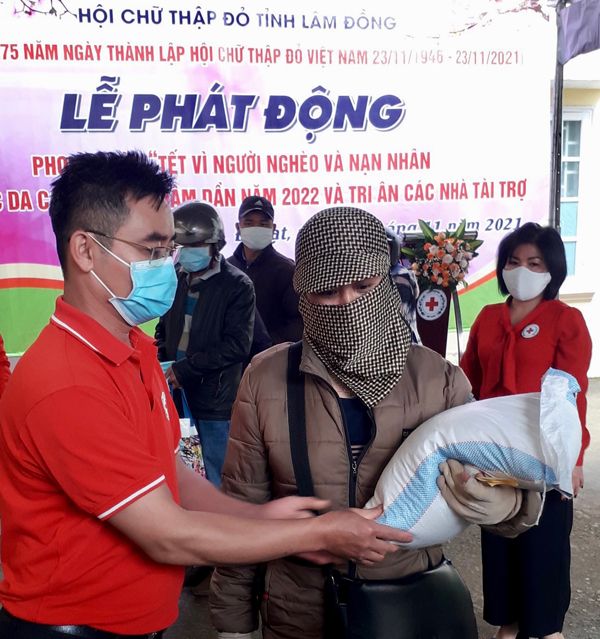 Phiên Chợ nhân đạo mở đầu cho phong trào Tết vì người nghèo năm 2022
