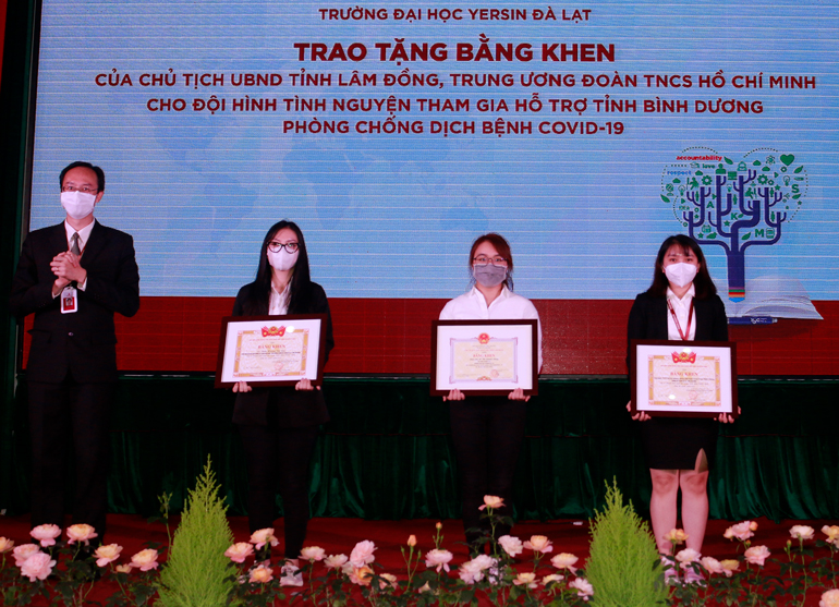 Thạc sĩ Nguyễn Thanh Sơn – Phó Hiệu trưởng Trường Đại học Yersin Đà Lạt trao bằng khen của Chủ tịch UBND tỉnh Lâm Đồng và Trung ương Đoàn TNCS Hồ Chí Minh cho đội hình tình nguyện hỗ trợ Bình Dương tham gia phòng chống dịch bệnh Covid-19