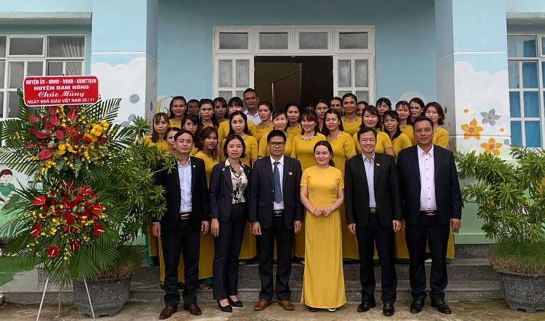 Lãnh đạo huyện Đam Rông chúc mừng ngày Nhà giáo Việt Nam