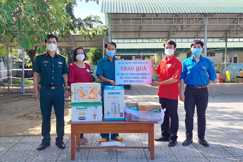 Đạ Tẻh: Thăm, tặng quà cho lực lượng làm nhiệm vụ tại khu cách ly và khu điều trị bệnh nhân Covid-19