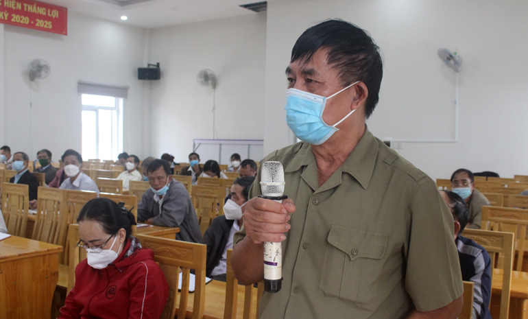  Các cử tri phát biểu ý kiến tại buổi tiếp xúc