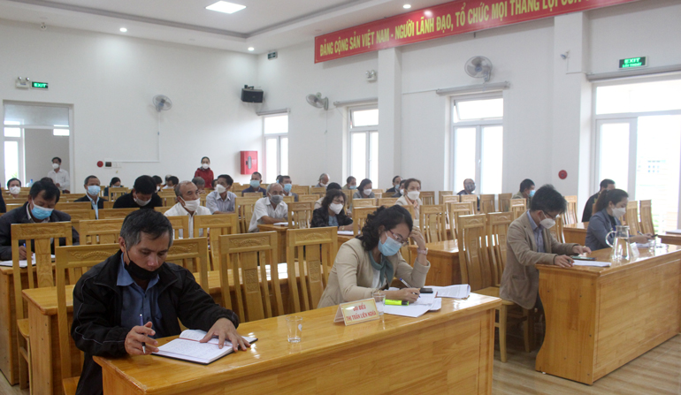 Các đại biểu tham dự buổi tiếp xúc cử tri