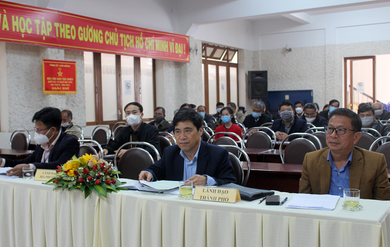 Các đại biểu tham dự tiếp xúc cử tri