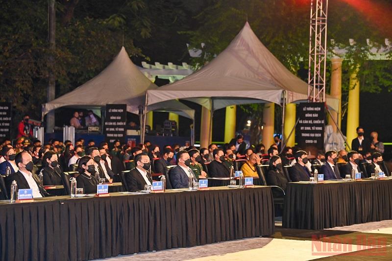 Các đồng chí lãnh đạo Đảng, Nhà nước, MTTQ Việt Nam và TP Hà Nội cùng các đại biểu dự lễ tưởng niệm. ( Ảnh: Duy Linh)