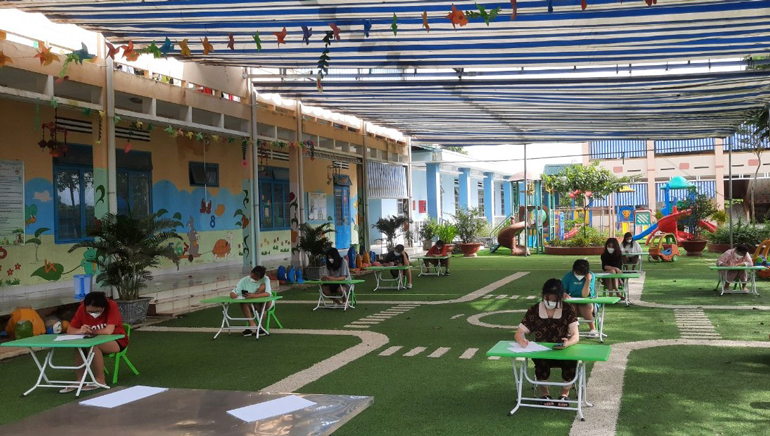Học sinh học trực tuyến trong khu cách ly