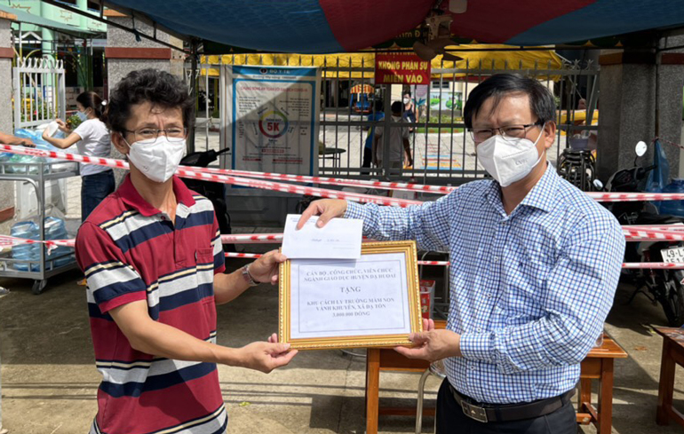 Đạ Huoai: Thăm, tặng quà cho cán bộ, giáo viên, nhân viên trong khu cách ly nhân Ngày Nhà giáo Việt Nam