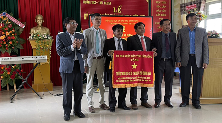 Trường THCS&amp;THPT Đạ Sar kỷ niệm ngày Nhà giáo Việt Nam và đón nhận Cờ thi đua