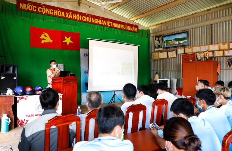 Tuyên truyền ATGT cho bà con vùng đồng bào dân tộc thiểu số