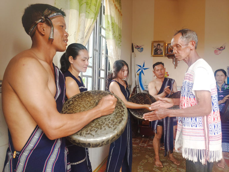Bảo tồn di sản văn hóa cồng chiêng Tây Nguyên bắt đầu từ di sản ''sống''