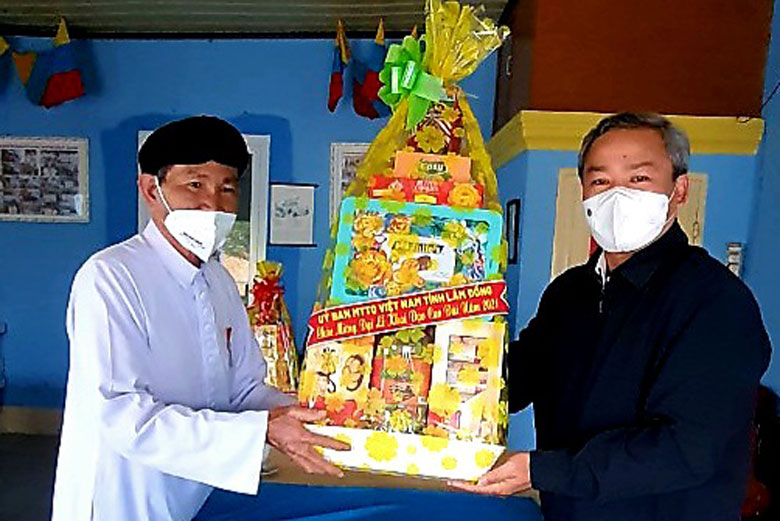 Ủy ban MTTQ Việt Nam tỉnh thăm và chúc mừng Đại Lễ khai đạo Cao Đài năm 2021