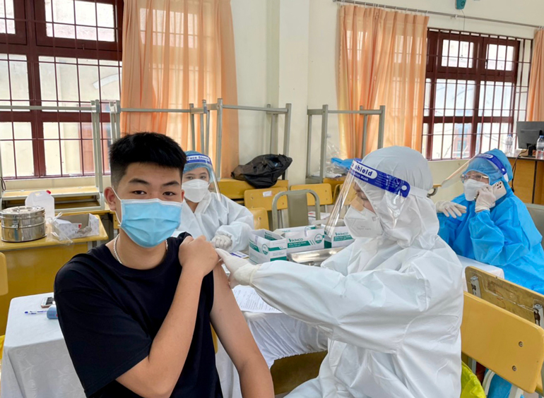 Đà Lạt: Đồng loạt tiêm vắc xin phòng Covid-19 cho học sinh cấp 3