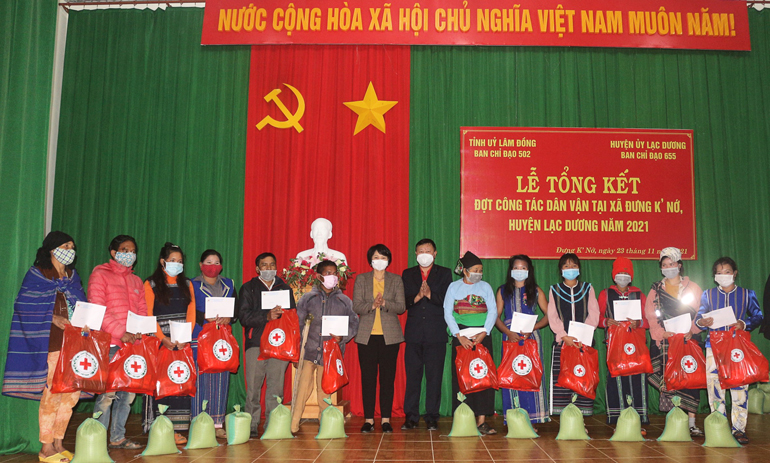 Trao quà cho người dân có hoàn cảnh khó khăn tại xã xã Đưng K’Nớ