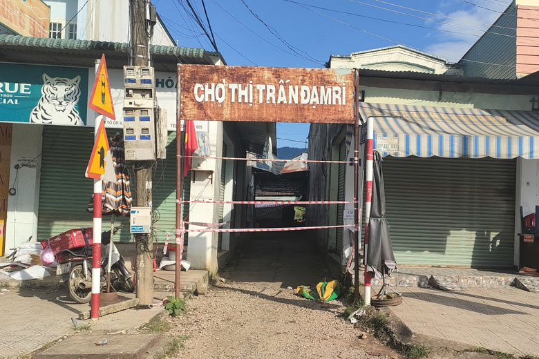 Chợ thị trấn Đạ M’ri tạm thời bị phong tỏa, dừng hoạt động đảm bảo công tác phòng chống dịch Covid-19