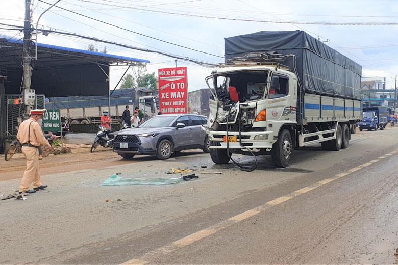 Xe tải tông vào xe đầu kéo, người dân cạy cửa cứu phụ xe