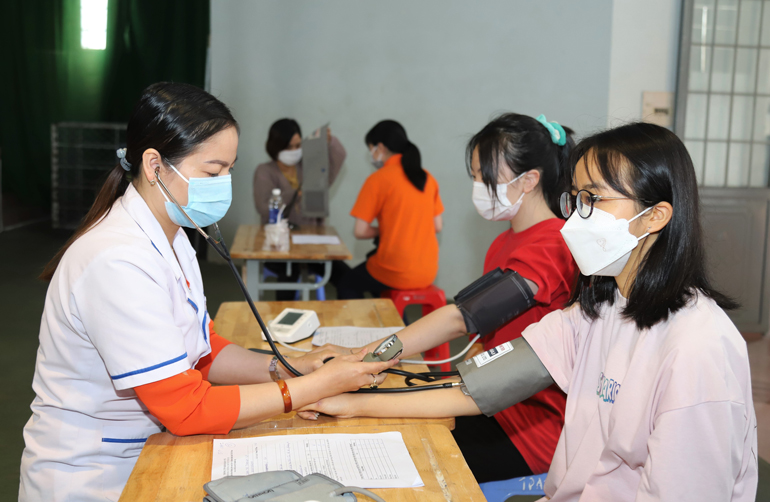 Các địa phương triển khai tiêm vắc xin cho học sinh THPT