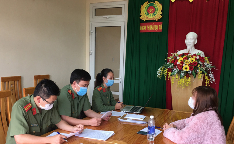 Phạt 7,5 triệu đồng người đăng tin chữa Covid-19 bằng ''nước bảy màu''