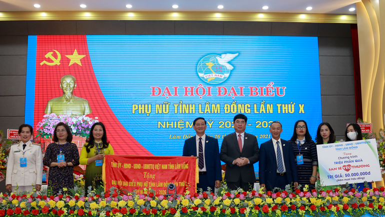 Các đồng chí lãnh đạo Tỉnh ủy, HĐND, UBND, Ủy ban MTTQ Việt Nam tỉnh trao tặng Đại hội bức trướng và ủng hộ 50 triệu đồng hưởng ứng chương trình “Triệu phần quà san sẻ yêu thương” do Hội LHPN tỉnh phát động