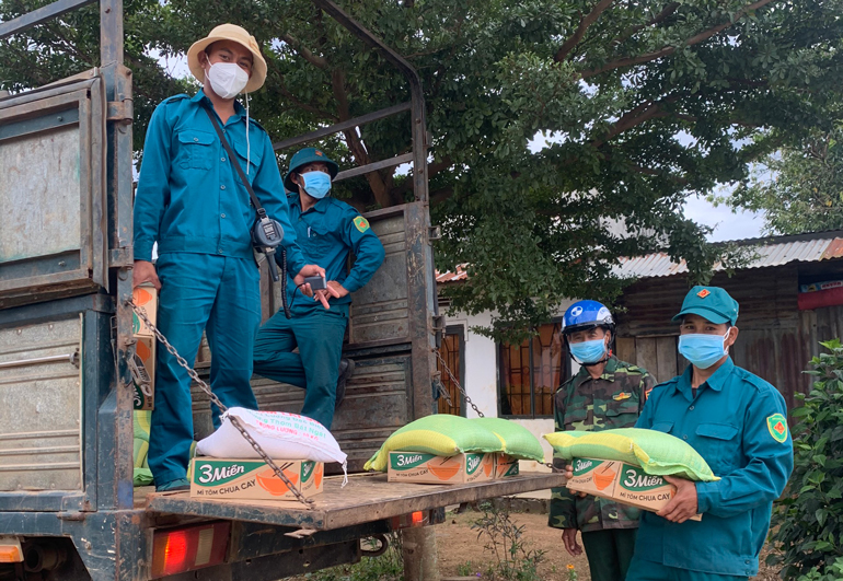 Đức Trọng: Trao quà cho 280 hộ dân trong khu phong tỏa