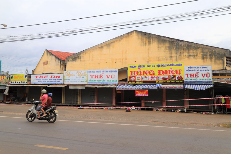 Huyện Bảo Lâm tạm dừng hoạt động Chợ trung tâm Bảo Lâm trong thời gian ít nhất 3 ngày sau khi phát hiện 4 tiểu thương nghi nhiễm Covid-19 thông qua lấy mẫu xét nghiệm nhanh