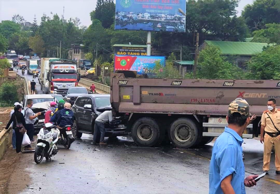 Tai nạn liên hoàn trên Quốc lộ 20, giao thông ùn tắc nghiêm trọng