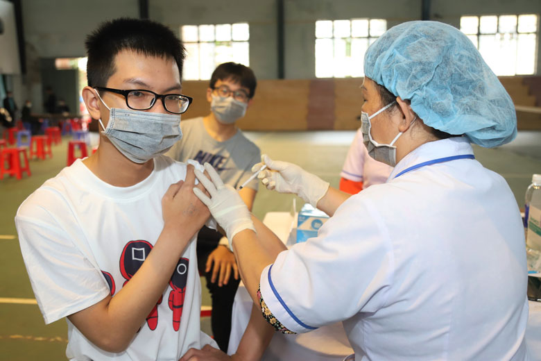 Tiêm vắc xin phòng Covid-19 cho học sinh THCS và THPT trên địa bàn TP Bảo Lộc tiến tới phủ vắc xin miễn dịch cộng đồng, phòng chống dịch hiệu quả. Ảnh: KHÁNH PHÚC