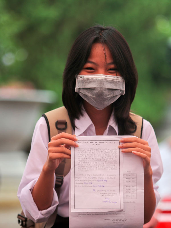 Em Đào Thị Phương Uyên, học sinh lớp 7A2 Trường THCS Quảng Hiệp nói rất háo hức được cùng các bạn đi tiêm vắc xin sáng nay. Em chia sẻ mong muốn khi học sinh được tiêm đủ liều vắc xin sẽ tự tin tới trường, được học trực tiếp thay vì học trực tuyến lâu nay