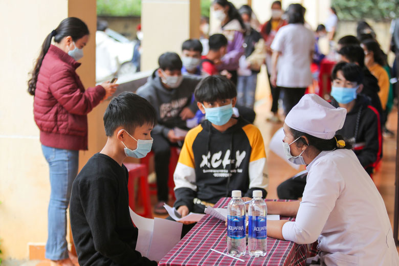 Sau khi đo thân nhiệt, kiểm tra giấy tờ liên quan, học sinh được hướng dẫn di chuyển đến khu vực khám lâm sàng