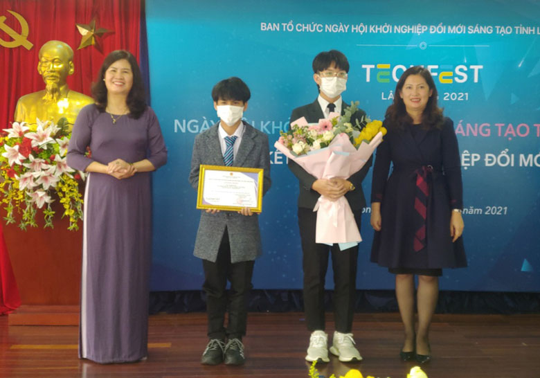 Trao giải nhất cho các tác giả ở bảng thi ý tưởng khởi nghiệp