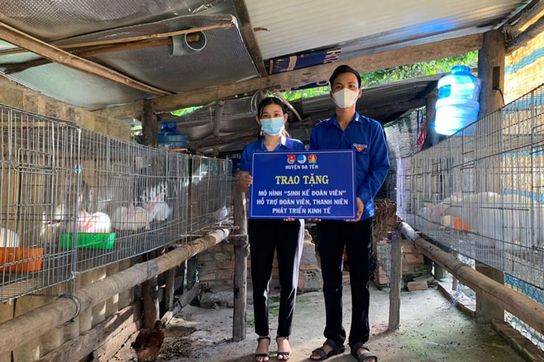 Đạ Tẻh: Trao mô hình ''Sinh kế đoàn viên'' hỗ trợ thanh niên
