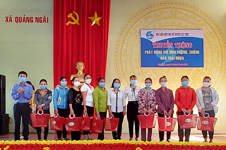 Phụ nữ Cát Tiên chung sức đẩy lùi rác thải nhựa