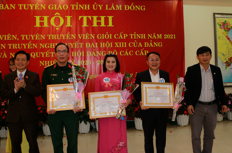 Đồng chí Trần Trung Hiếu – Phó Trưởng Ban Thường trực Ban Tuyên giáo Tỉnh ủy, Phó Trưởng Ban Tổ chức, Trưởng Ban Giám khảo hội thi và đồng chí Nguyễn Quốc Kỳ - Phó Trưởng Ban Tổ chức Tỉnh ủy trao giấy khen cho các thí sinh đạt giải Ba