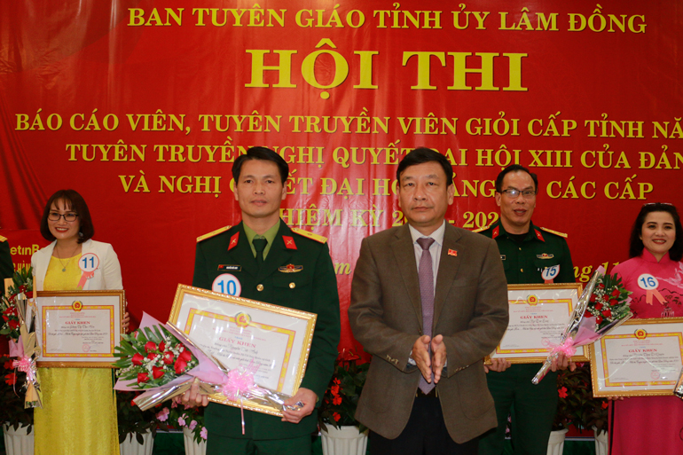 Đồng chí Bùi Thắng - Ủy viên Ban Thường vụ, Trưởng Ban Tuyên giáo Tỉnh ủy, Trưởng Ban Tổ chức hội thi trao giấy khen cho thí sinh đạt giải Nhất