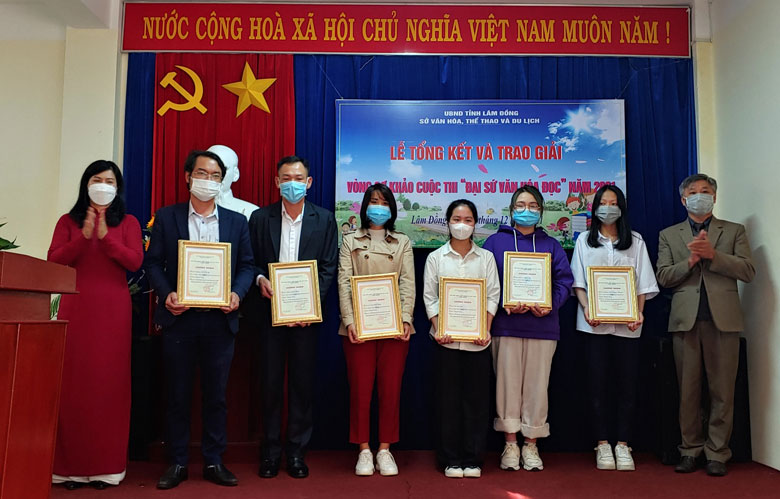 Trao giải khuyến khích cuộc thi Đại sứ văn hóa đọc cấp tỉnh cho học sinh đoạt giải