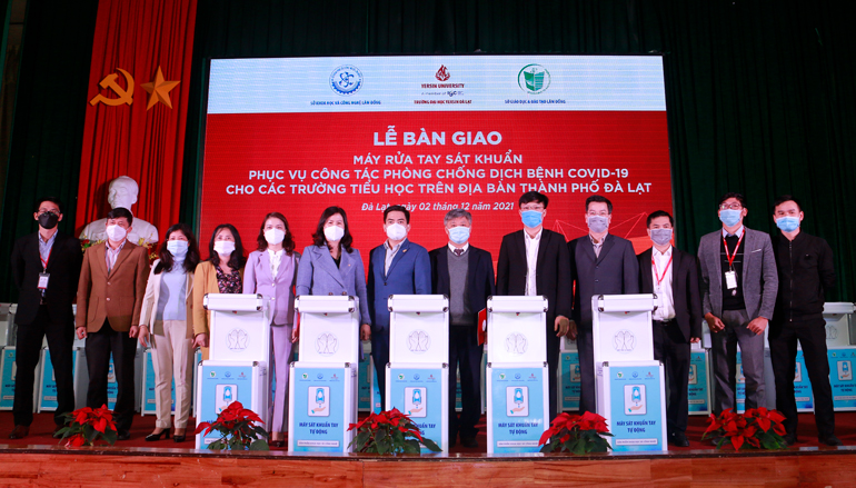 Đà Lạt: Bàn giao máy rửa tay sát khuẩn cho các trường học