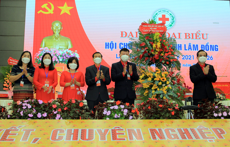 Đại hội nhận lẵng hoa chúng mừng từ các đơn vị