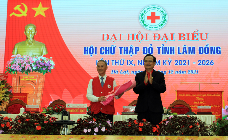 Tân Chủ tịch Hội CTĐ tỉnh Lâm Đồng Nguyễn Quang Minh tặng hoa chúc mừng ông Trần Văn Hiệp – Chủ tịch UBND tỉnh được Đại hội suy tôn làm Chủ tịch danh dự của Hội CTĐ tỉnh nhiệm kỳ 2021 -2026
