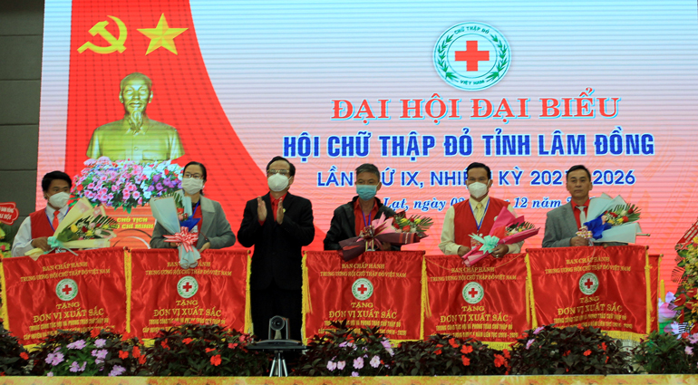 Lãnh đạo Hội CTĐ tỉnh trao khen thưởng cho các đơn vị xuất sắc