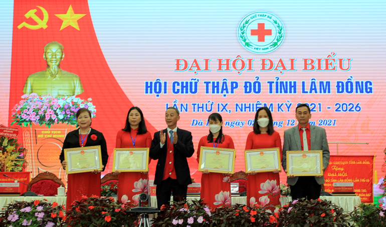 Chủ tịch UBND tỉnh trao bằng khen cho các điển hình xuất sắc vì sự nghiệp nhân đạo 5 năm qua