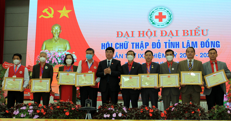 Phó Bí thư Thường trực Tỉnh ủy Lâm Đồng Trần Đình Văn trao bằng khen cho các điển hình xuất sắc