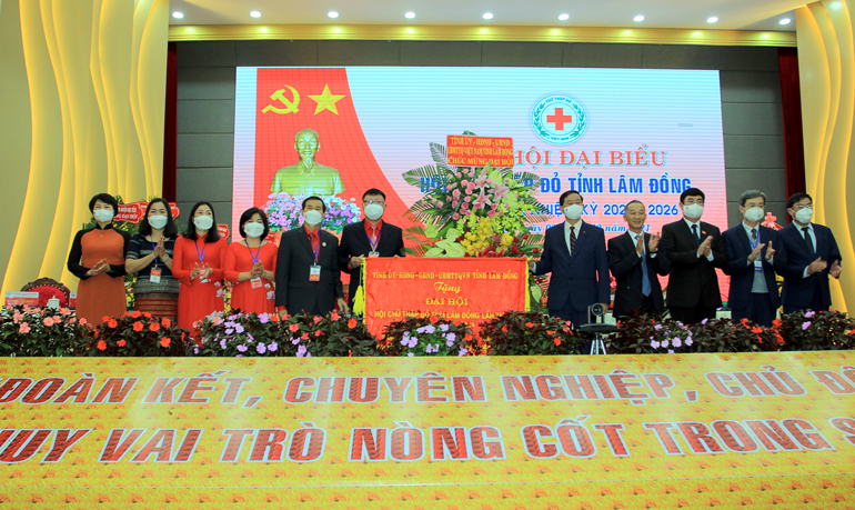 Các đồng chí lãnh đạo tỉnh tặng bức trướng chúc mừng Đại hội